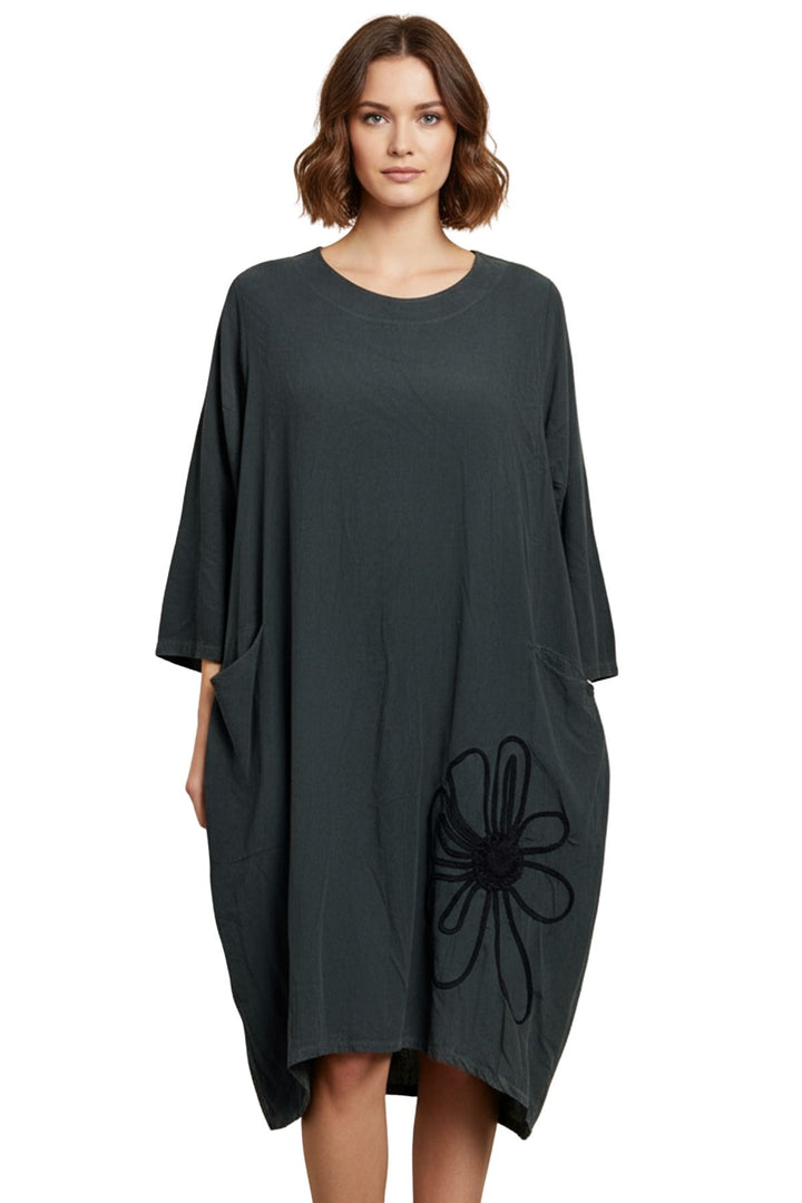 floral embroidered two pockets cotton dress
