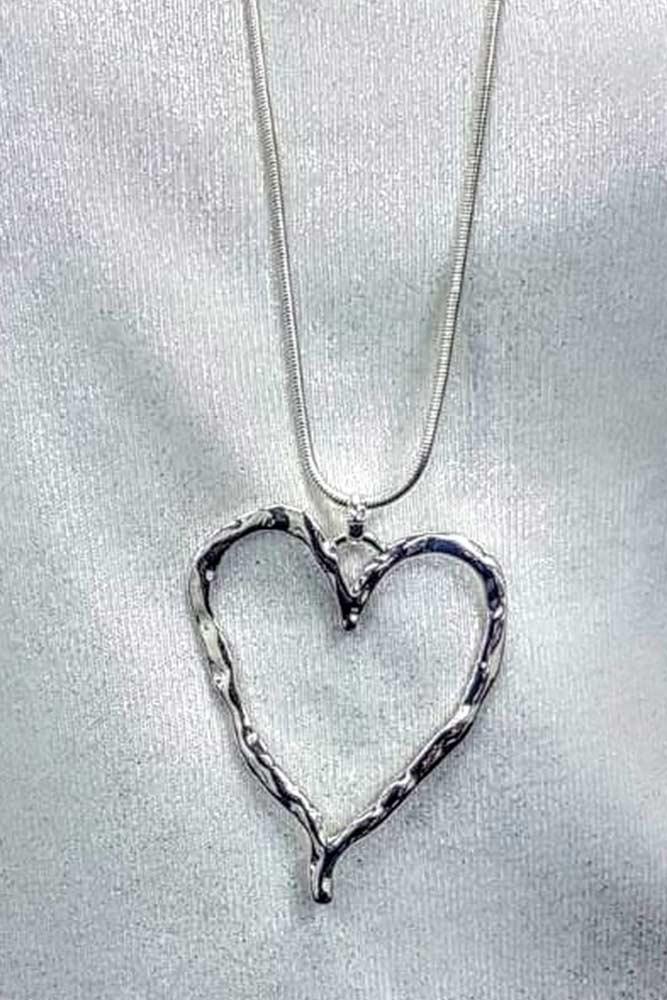 Metallic-Twist Border Heart Necklace Article-3
